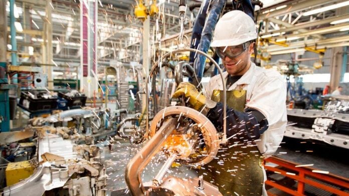 La industria en el país mejoró 6,6% anual en el primer bimestre, pero cayó con relación a fines de 2024