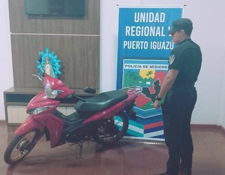  Recuperan motocicleta robada a punta de cuchillo: un joven detenido y un menor demorado