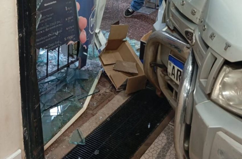 Conductor perdió el control de su vehículo e impactó contra la vidriera de un supermercado 6 Conductor perdió el control de su vehículo e impactó contra la vidriera de un supermercado