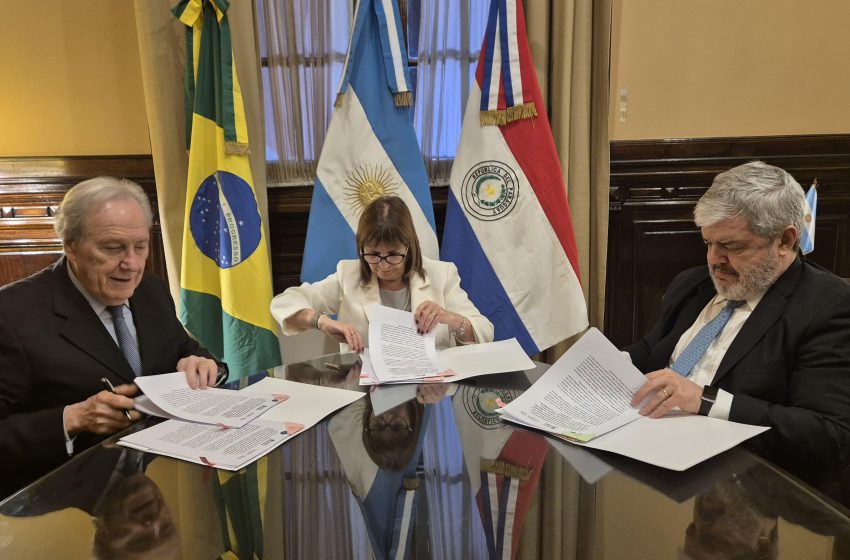  Bullrich firmó la actualización del comando tripartito en las tres fronteras