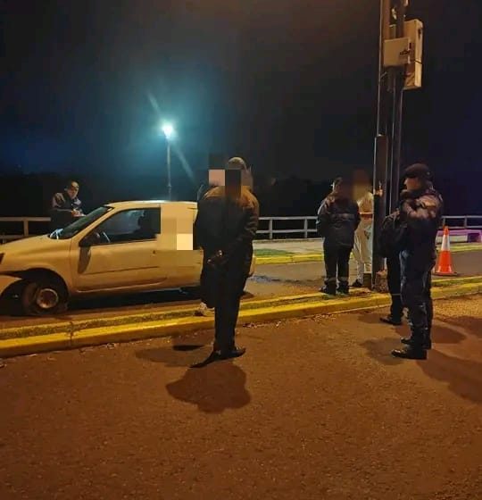  Siniestro vial en la Costanera: conductor alcoholizado volcó su vehículo