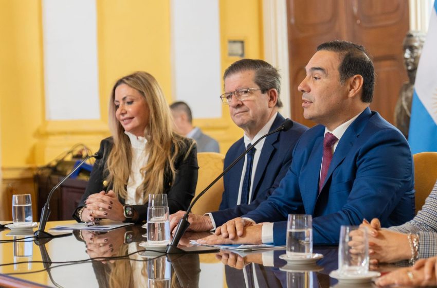  Valdés presentó la Fundación para el Desarrollo de Corrientes y líneas de crédito para emprendedores