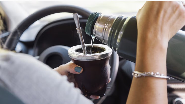 Las dos provincias que aplican multas costosas por tomar mate mientras manejás