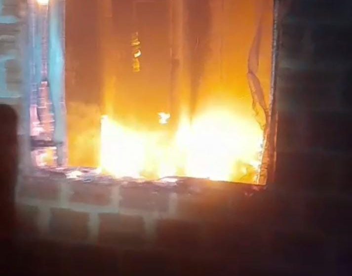  Madrugada activa para los Bomberos: incendio de vivienda, cables eléctricos en riesgo y asistencia a una persona herida