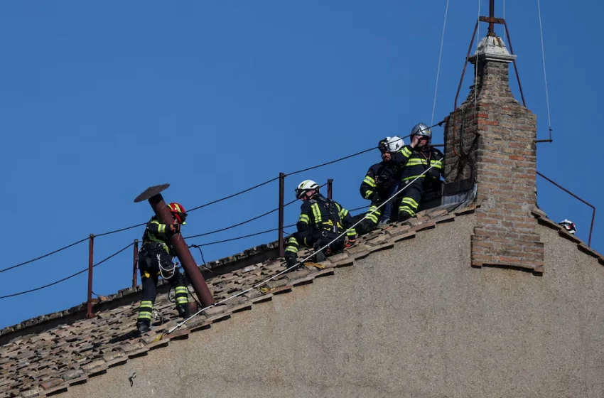  El Vaticano instala la chimenea que anunciará al nuevo Papa