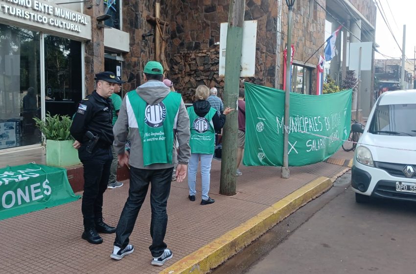  Trabajadores municipales de Puerto Iguazú realizaron asamblea y movilización en reclamo de mejoras salariales