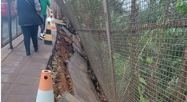  Parte de la pasarela de acceso al Puente de la Amistad colapsó tras fuertes lluvias en Ciudad del Este