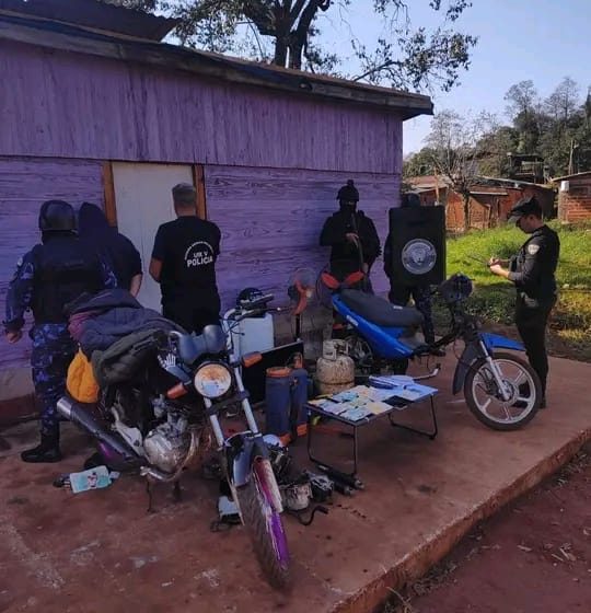 Detenido por picadas ilegales en Iguazú: allanaron su casa y secuestraron motos, droga, dinero y bienes robados