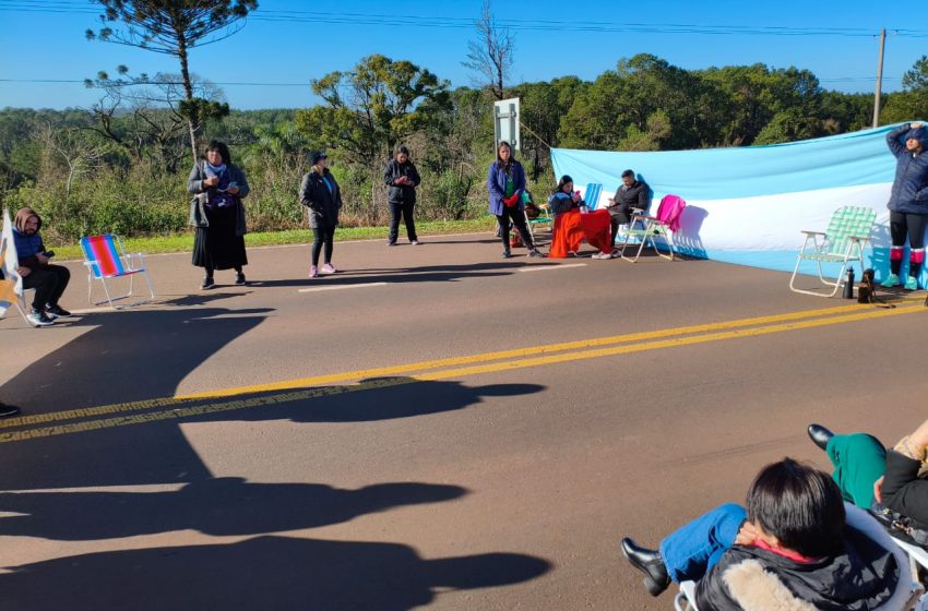 Docentes autoconvocados cortan la Ruta Nacional 14 en el sur de Misiones