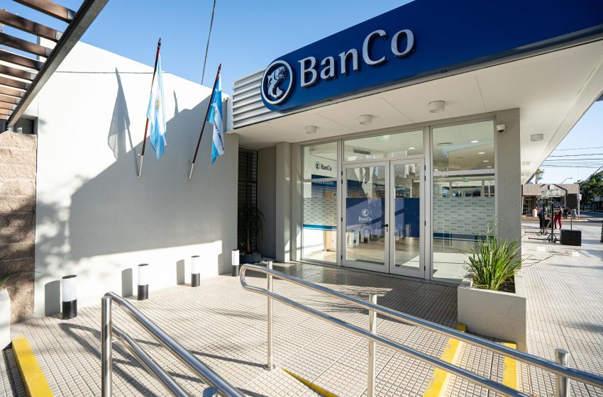  Valdés inauguró la refacción integral de la sucursal del Banco de Corrientes en Ituzaingó