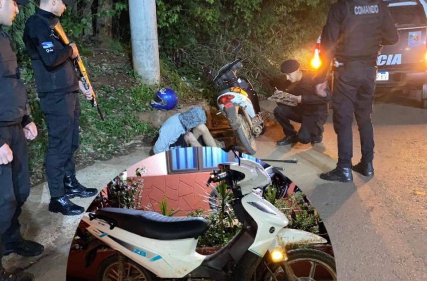  Arrestaron a un hombre que circulaba en una motocicleta portando un machete y una barreta