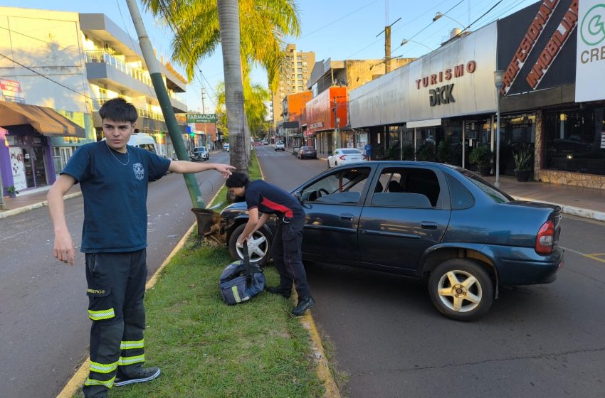  Accidente en Avenida Victoria Aguirre: un hombre resultó herido tras chocar contra una columna