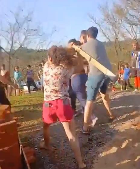  Mujeres detenidas tras enfrentarse durante un partido de fútbol