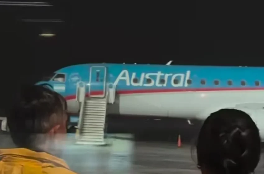  Insólito: Se rompió la puerta del avión y los pilotos del TN quedaron varados en Posadas