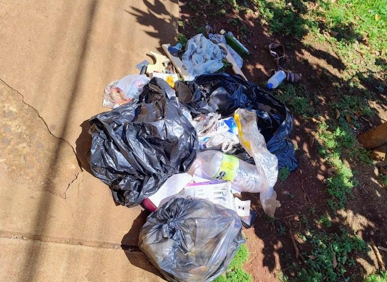  Vecinos denuncian que arrojan basura frente a viviendas en barrio Las Leñas