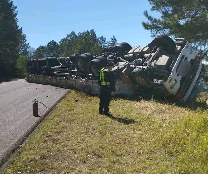  Conductor ileso tras despiste de camión en Dos de Mayo