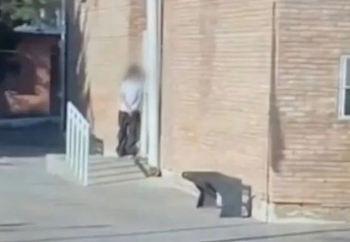  Una alumna llevó un arma de fuego a la escuela, disparó al menos dos veces y lleva cuatro horas atrincherada
