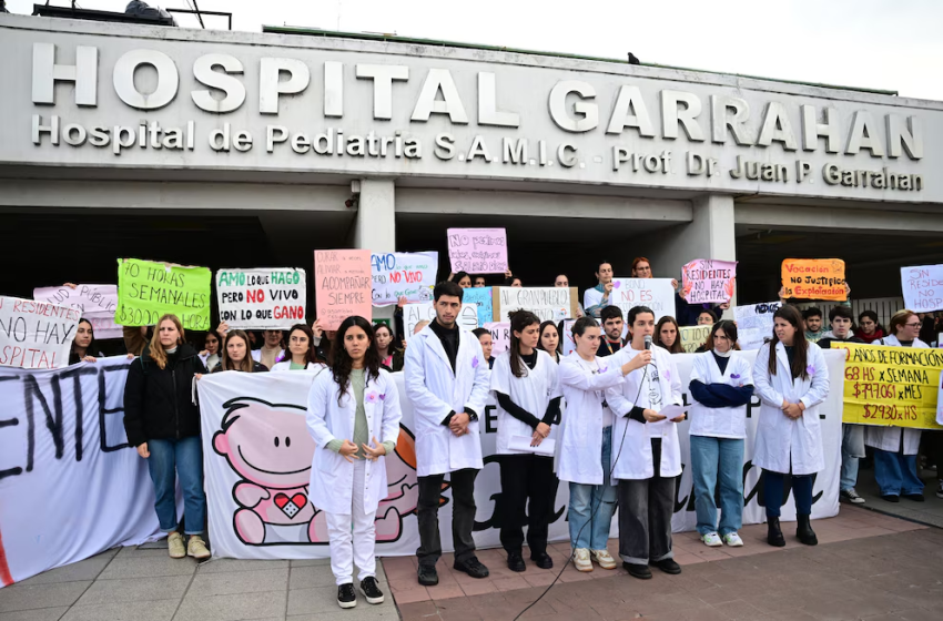Los trabajadores del Hospital Garrahan realizan un paro tras el veto a la emergencia pediátrica