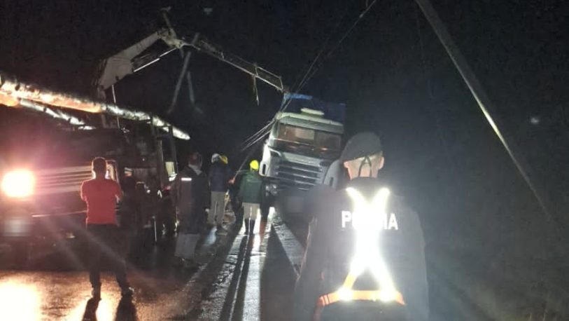  Un camión chocó contra un poste de energía y dejó sin luz a parte de 25 de Mayo