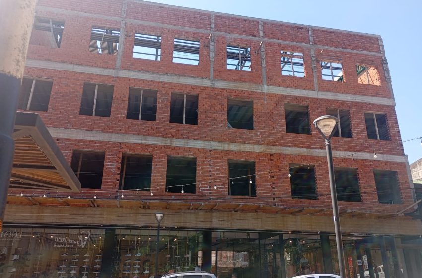  Investigan responsabilidades por la muerte de un obrero en una obra en construcción sobre Avenida Brasil