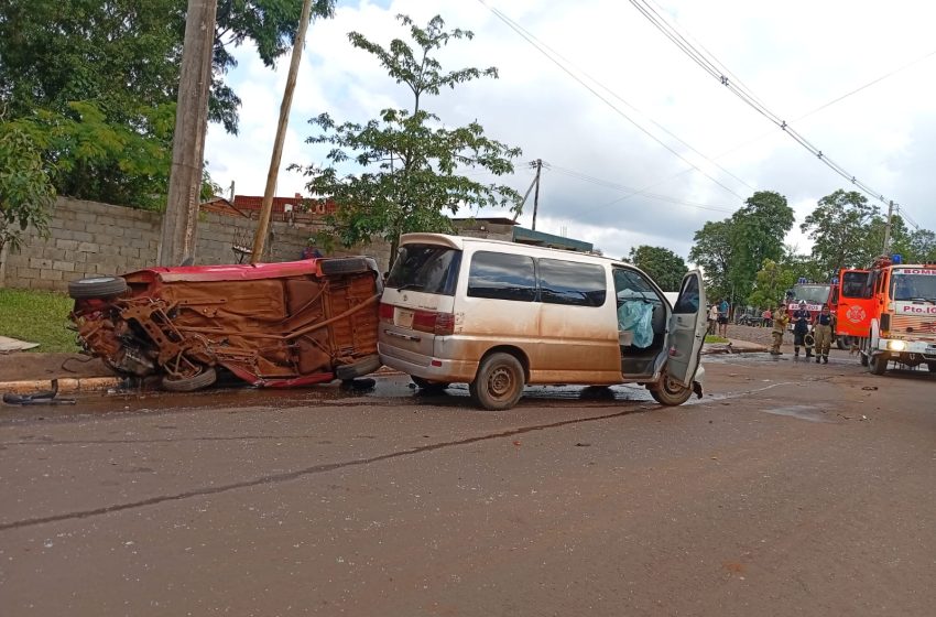 Puerto Iguazú: Choque y vuelco en la avenida Libertad
