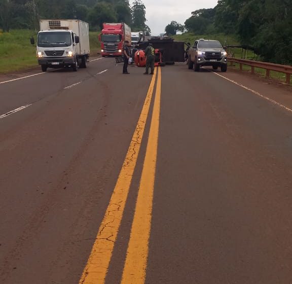  Siniestro en la Ruta Nacional 12: vuelco de un tráiler en Colonia Victoria