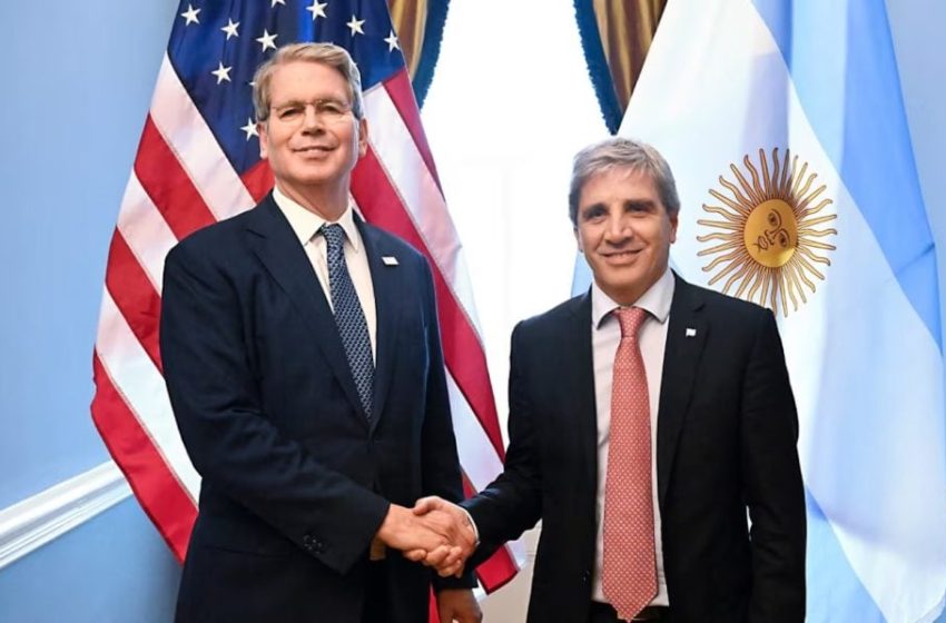  El secretario del Tesoro de Estados Unidos recibió a Luis Caputo y confirmó que siguen las negociaciones para ayudar a Argentina
