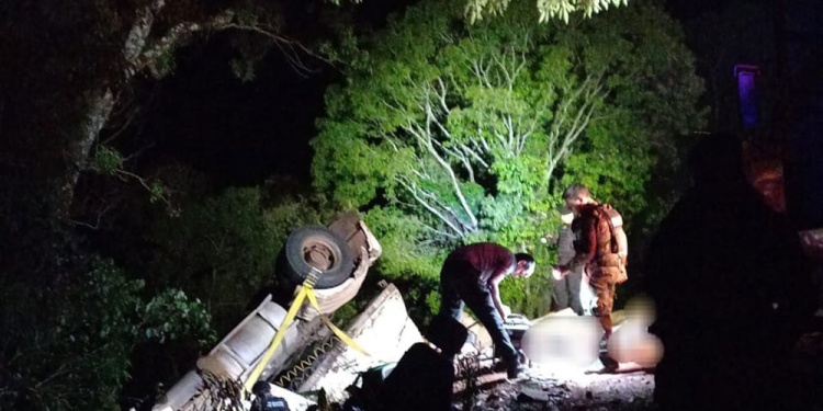 Tragedia en Pozo Azul: un camión volcó en la ruta 17 y murió el conductor