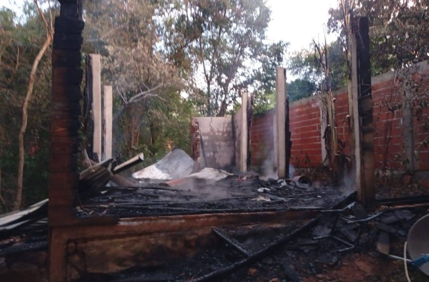  Incendio consumió una vivienda en Avenida Almafuerte: una mujer debió ser asistida
