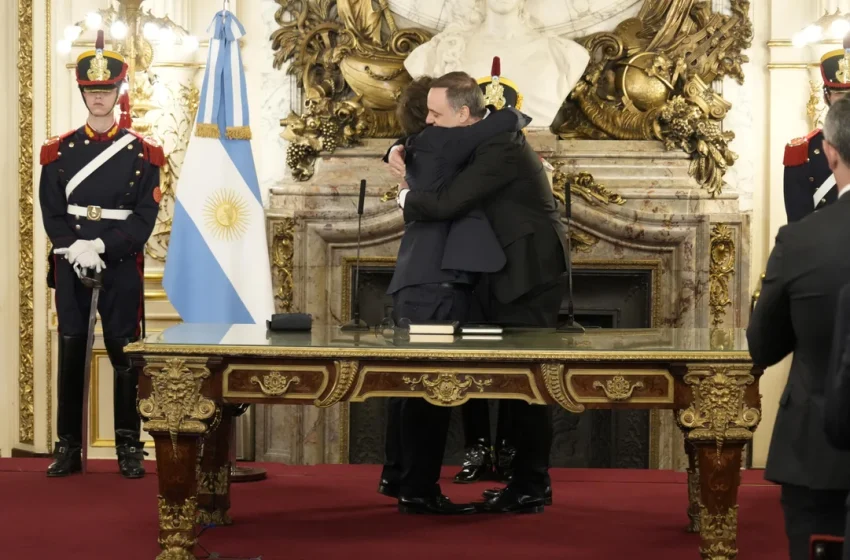  Javier Milei le tomó juramento a Manuel Adorni, quien asumió la Jefatura de Gabinete en lugar de Francos