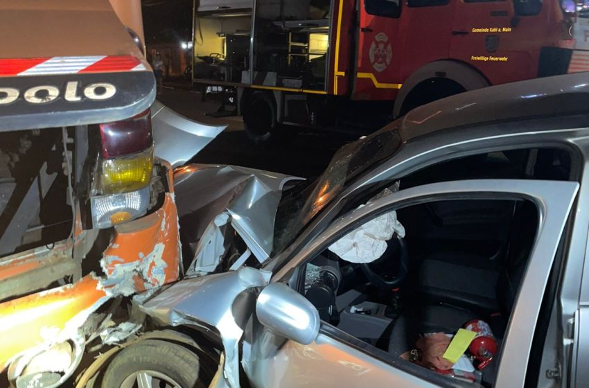  Automóvil chocó contra un colectivo estacionado y el conductor debió ser asistido