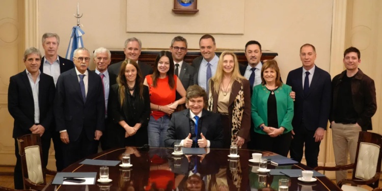  Milei flexibiliza las limitaciones a sus ministros para vacacionar en el exterior