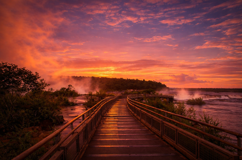  Cataratas ofrece experiencias únicas al atardecer y bajo la luna llena: horarios, paseos y recomendaciones