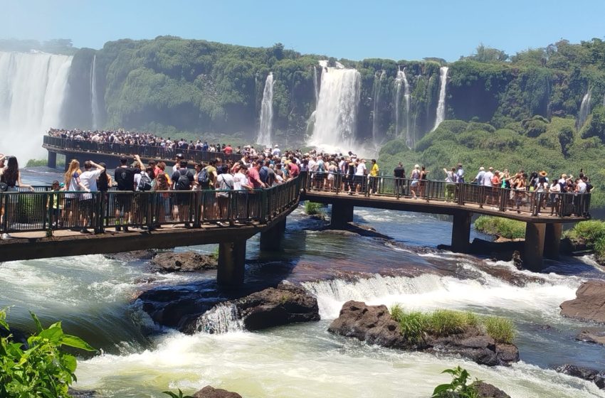  Brasil: Las pasarelas de las Cataratas del Iguazú colmadas el último fin de semana de 2025