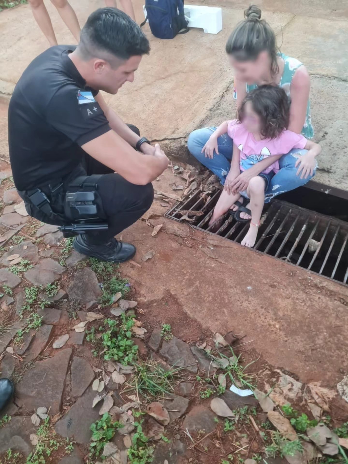 Susto en Garupá: una nena quedó atrapada en una boca de tormenta y fue rescatada por policías imagen-6