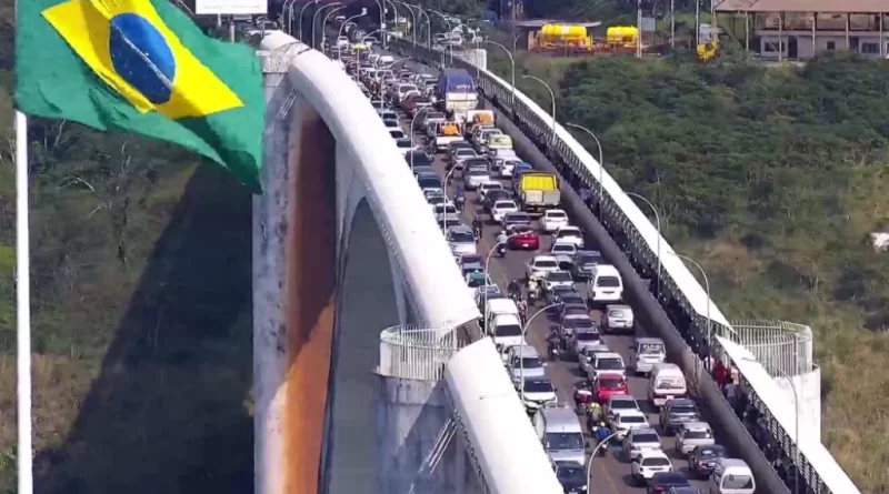  Prohibición de paso de autobuses turísticos por el Puente de la Amistad provoca disturbios e indignación en Foz do Iguaçu