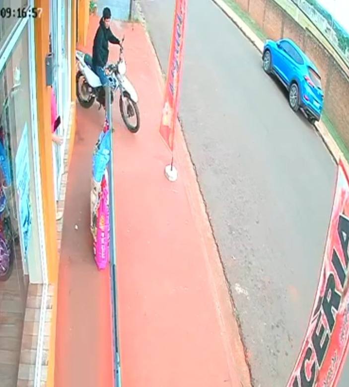 Intentó robar una moto y terminó detenido en Puerto Iguazú imagen-6