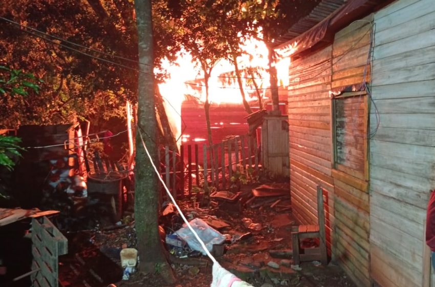  Bomberos Voluntarios sofocaron un incendio de vivienda en el barrio Altos del Paraná