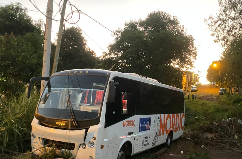  Ómnibus habría perdido los frenos y protagonizó un siniestro vial en avenida Hipólito Yrigoyen