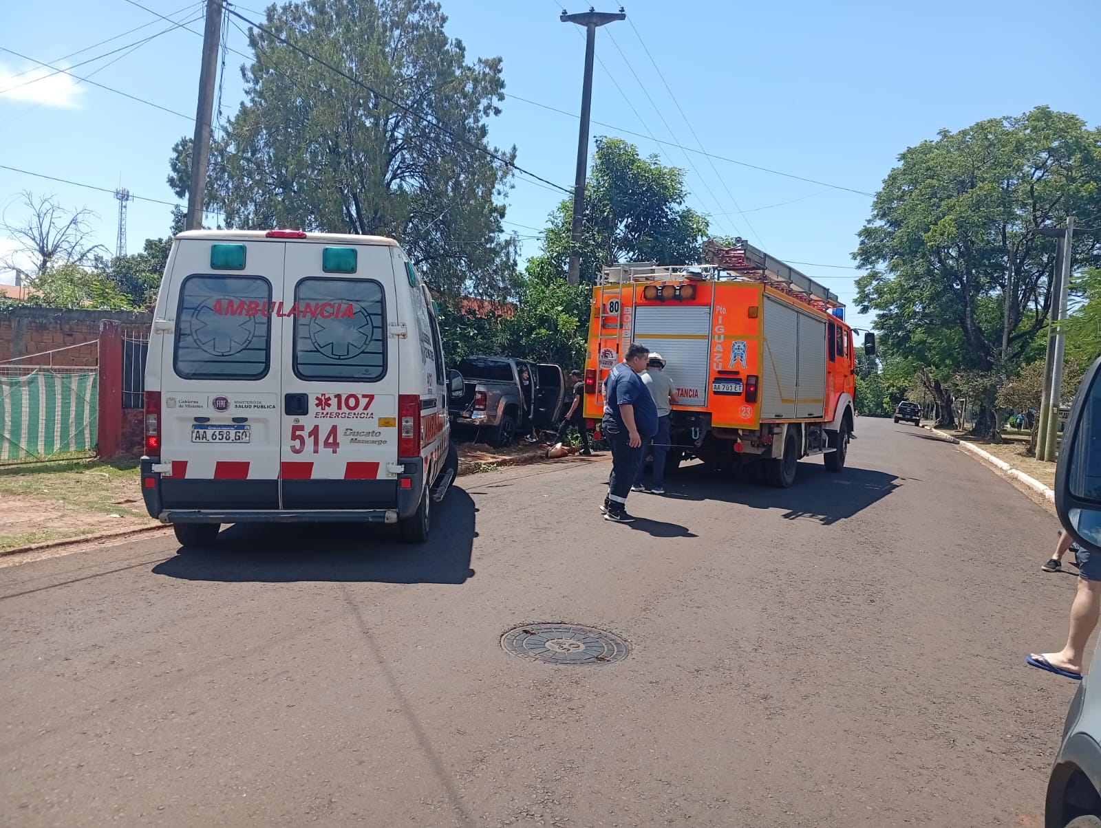 Accidente de tránsito en Villa Nueva: una camioneta chocó un auto estacionado y derribó postes y un árbol imagen-12