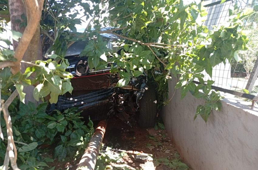  Accidente de tránsito en Villa Nueva: una camioneta chocó un auto estacionado y derribó postes y un árbol