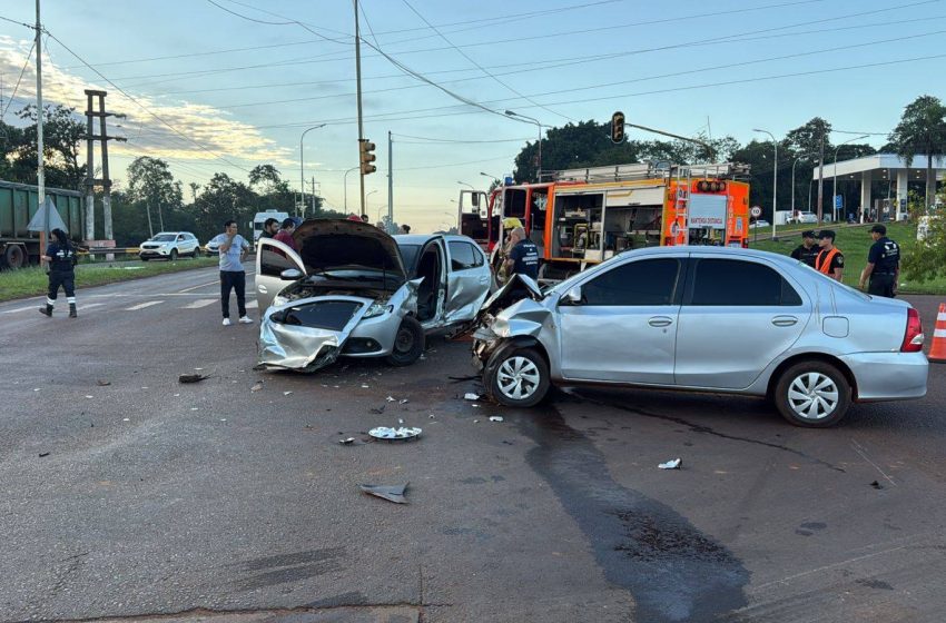  Siniestro vial en Iguazú: rescatan a una persona atrapada tras una colisión