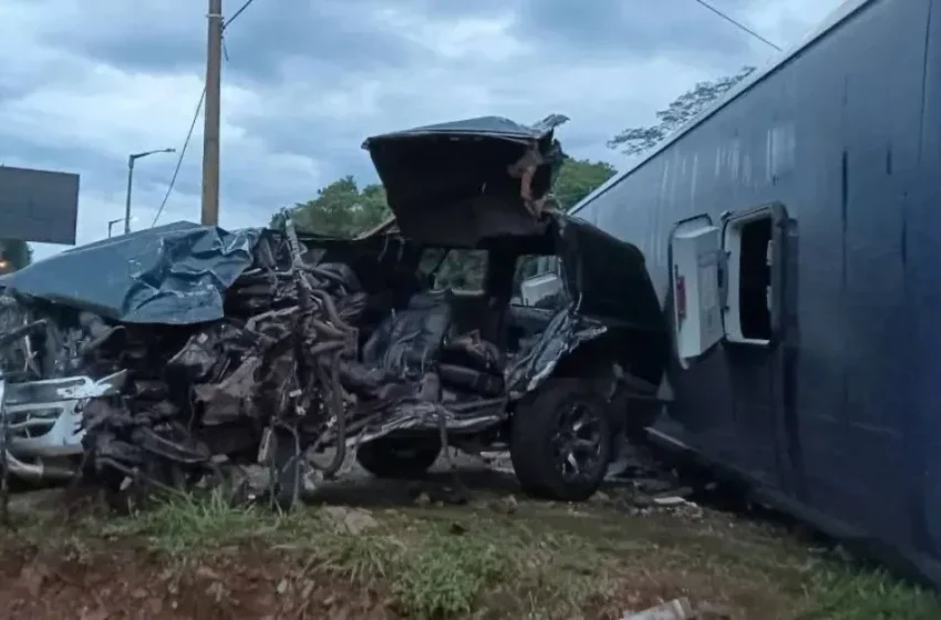  Un muerto y decenas de heridos tras choque y vuelco de dos colectivos cerca de Encarnación