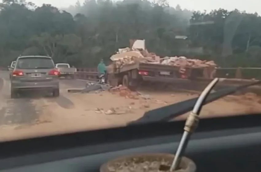  Grave choque entre camiones sobre el ‘puente banana’ en ruta 12