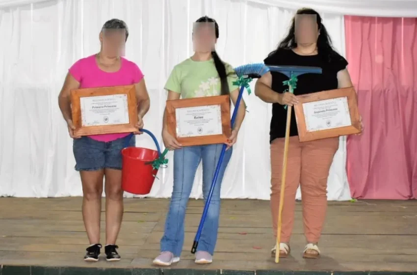  Insólito: festejaron el Día de la Mujer y les regalaron escobas y baldes