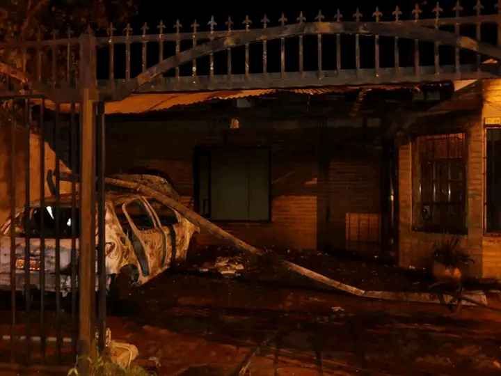  Se incendió un auto en plena madrugada por un posible cortocircuito