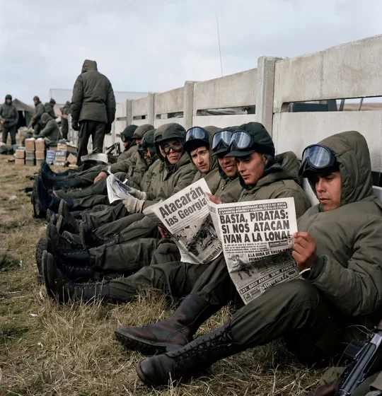  Fotos restauradas de Malvinas: así se ve la recuperación argentina de las islas en HD, 44 años después