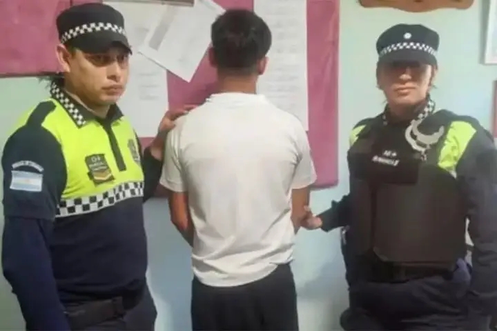  Detuvieron a un alumno que llevó un arma cargada con seis balas a una escuela