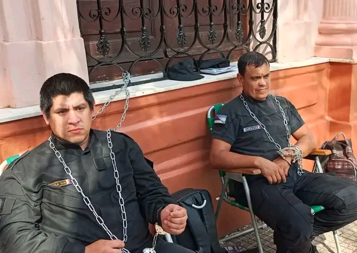  Dos ex policías se encadenaron frente a Casa de Gobierno y reclaman su reincorporación
