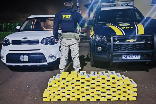  La Policía Federal de Carreteras (PRF) de Brasil incauta 99 kg de cocaína en un automóvil en la BR-277
